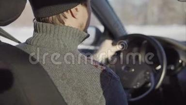 在冬季道路上驾驶车辆的司机的后视镜。